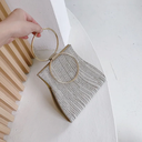 Bolso de mano con filas de diamantes