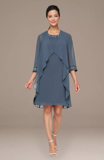 Vestido adornado y chaqueta en cascada