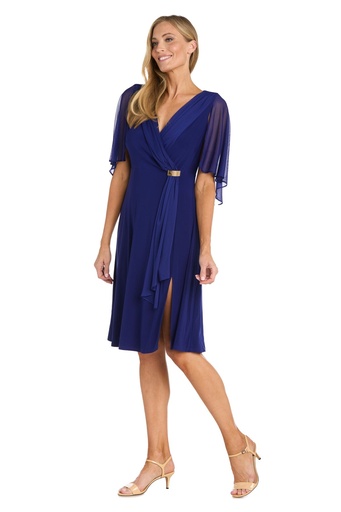 Vestido corto de cóctel con abertura y cuello halter