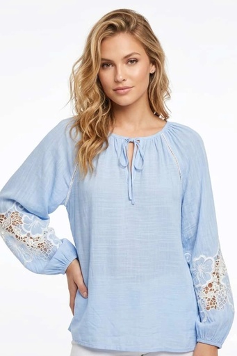 Blusa con detalles de encaje de ganchillo (copia)
