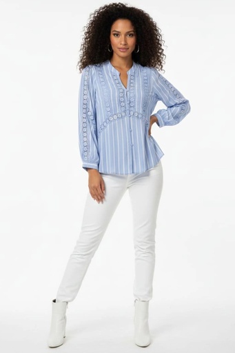 Blusa con detalles de encaje y rayas