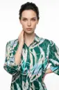 Camisera con estampado de hojas 