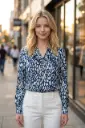 Blusa satinada con estampado abstracto 