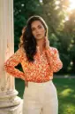 Blusa satinada con estampado abstracto  