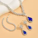 Juego de collar con aretes y pulsera  